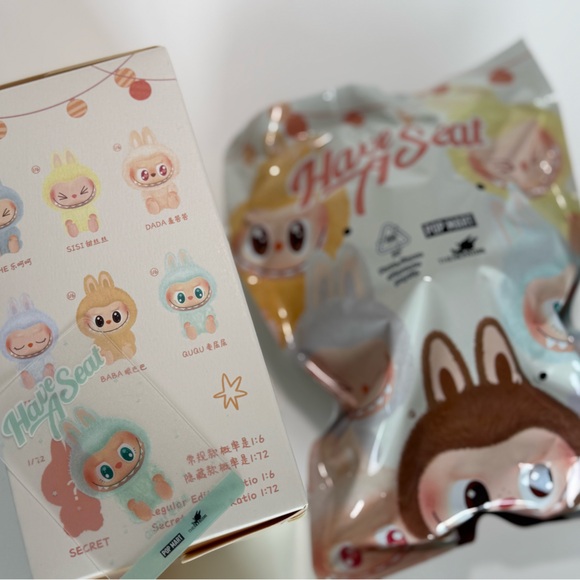 Popmart Labubu Have a Seat- “QUQU” Vinyl Plush Keychain - Picture 3 of 6